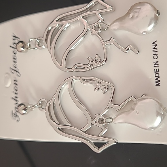 Girl with a Pearl  Earrings - Picture 5 of 6